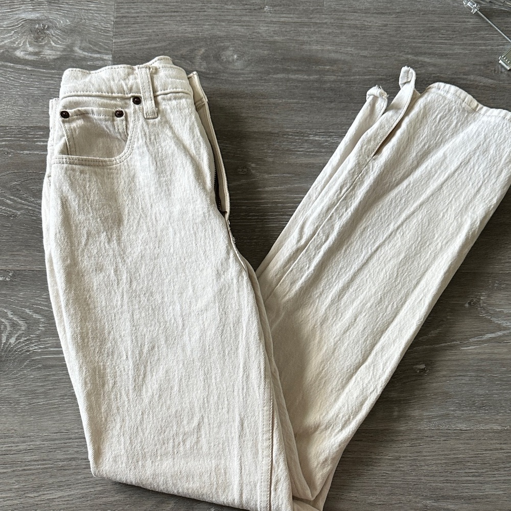 Abercrombie & Fitch Women's Off-White 90’s Straight Leg Jeans